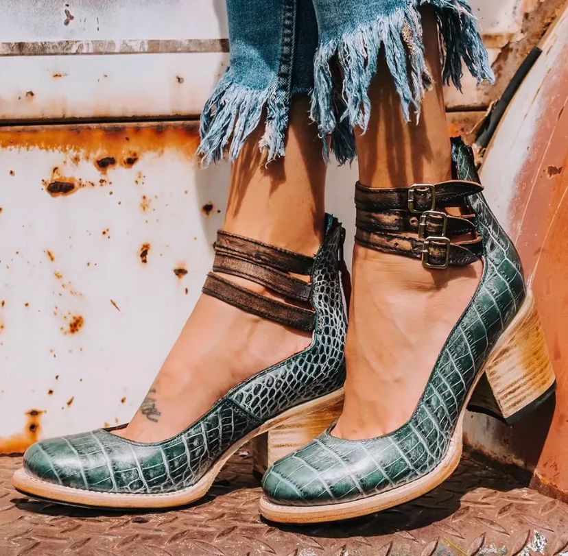 Izzy | Leather Pumps